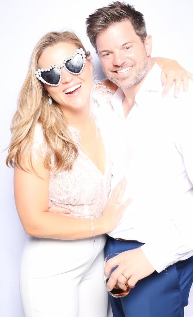 La Paris couple in photo booth